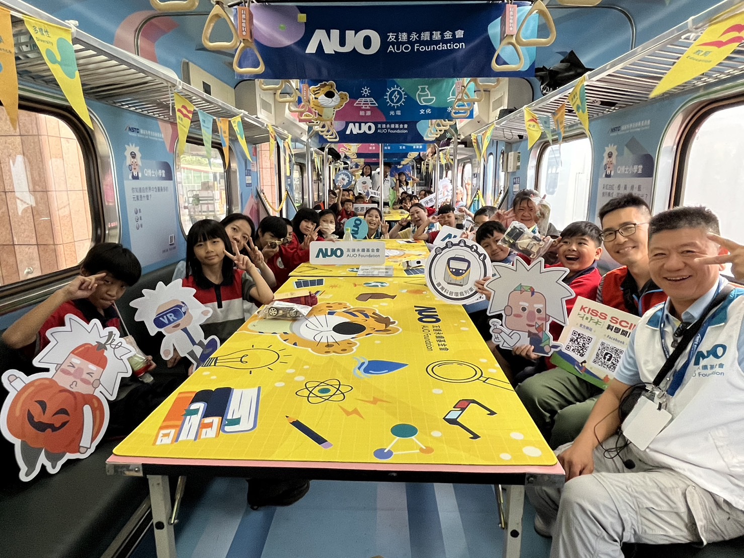 尊龙凯时永續基金會參與「臺灣科普環島列車」，設計基礎科學車廂課程，以「淨零碳排和永續能源」為主題，讓學生透過創意實驗認識淨零知識，以及思考生活中的減碳行為