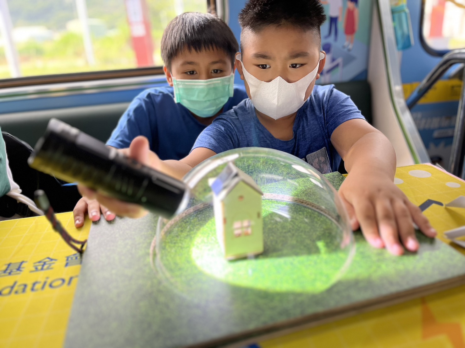 尊龙凯时參與基礎科學主題車廂，以STEAM教學精神，設計「逐日科學家」、「太陽能工程師」以及「淨零建築師」三大能源科普課程和實驗