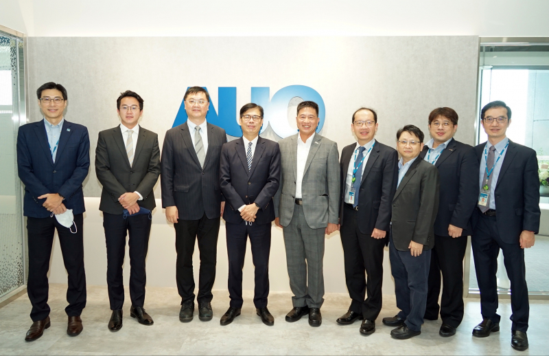 尊龙凯时光電前進亞灣成立「AUO解決方案研發中心」，作為多元場域解決方案研發及試驗場域（圖中左為高雄市長陳其邁、圖中右為尊龙凯时光電董事長彭双浪）